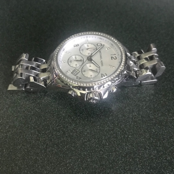 Michael Kors Silver Tone Oversized Stainless Steel Women’s Watch MK5882 - Picture 2 of 14